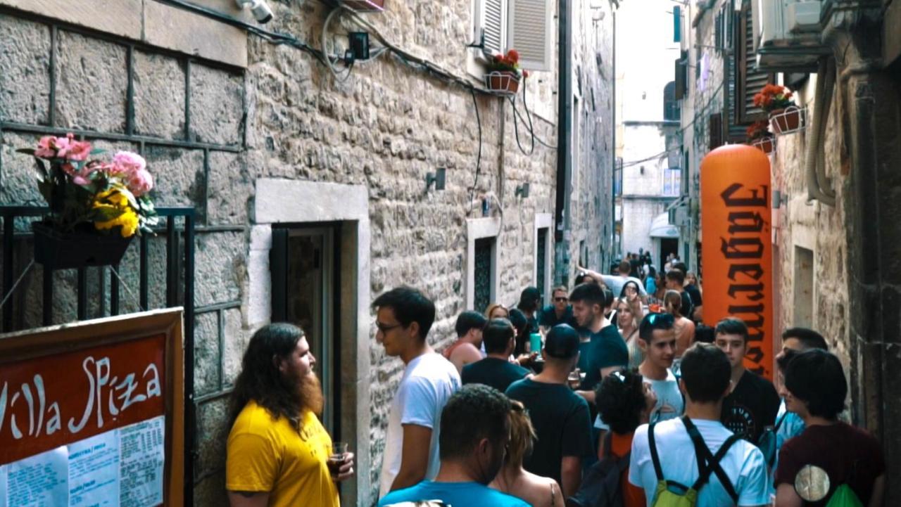 Booze & Snooze Social Hostel Split Exterior foto