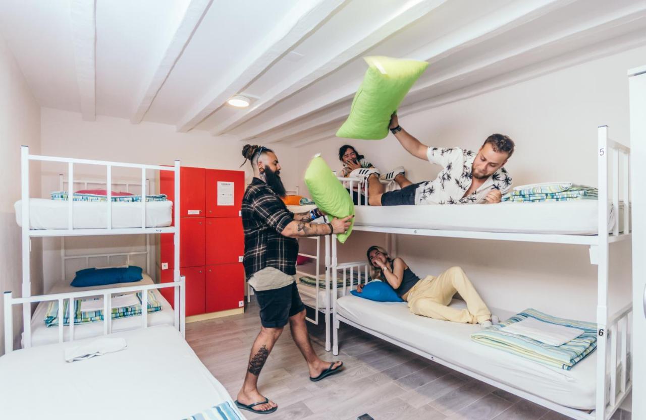 Booze & Snooze Social Hostel Split Exterior foto